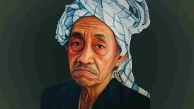 Potret seorang tokoh tua berjubah hitam dengan sorban putih bermotif, menampilkan ekspresi teduh dan bijaksana.