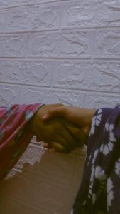 Keutamaan Mengucapkan Salam dan Berjabat Tangan saat Bertemu Saudara Semuslim