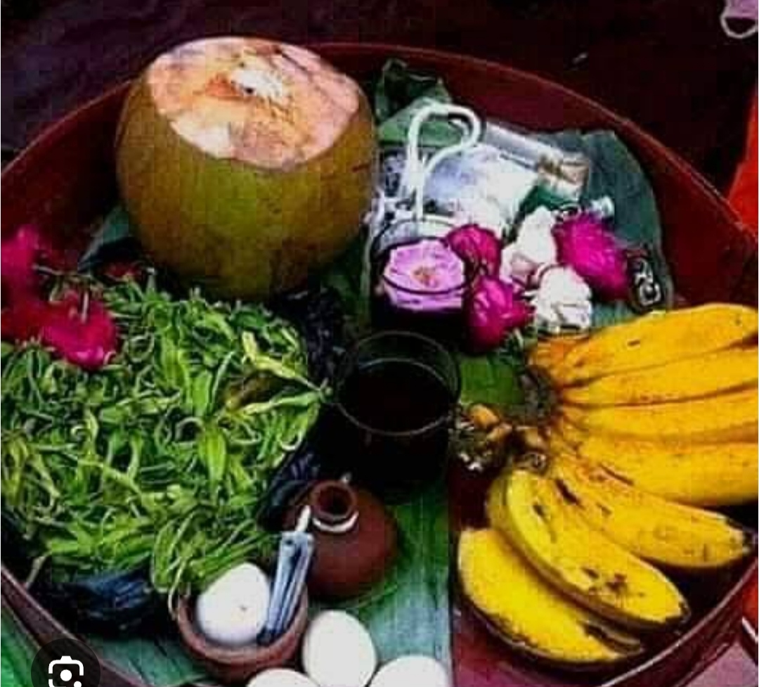 Hidangan kenduri tradisional dengan tumpeng, kelapa, pisang, telur, dan sayuran dalam nampan adat Jawa