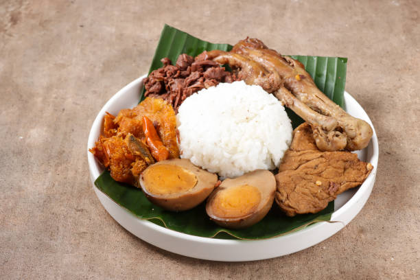 Sepiring gudeg Jogja lengkap dengan nasi, ayam kampung, telur pindang, tahu, tempe, dan sambal krecek.