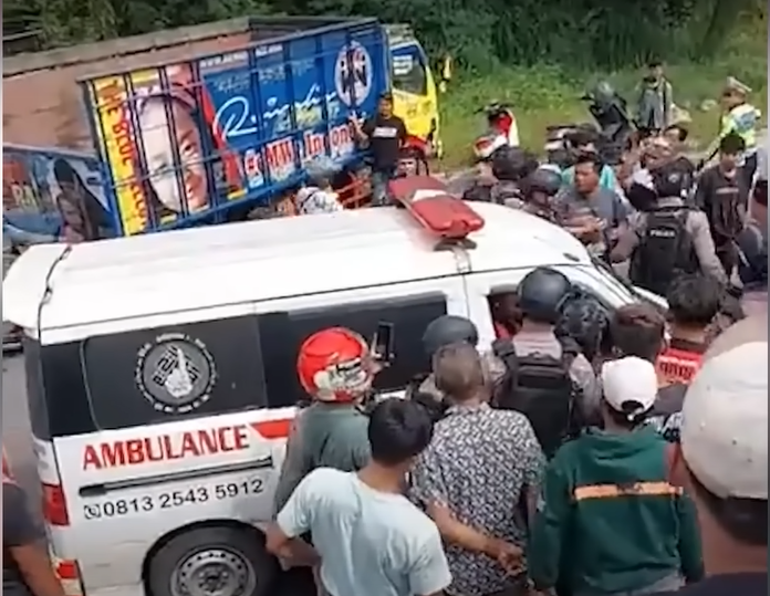 Ambulans Dirusak Saat Lewati Lokasi Demo Di Karanganyar