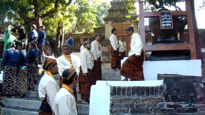 Tradisi Nguras Gentong Di Makam Raja Imogiri - Warisan Budaya Keraton Yang Sarat Makna