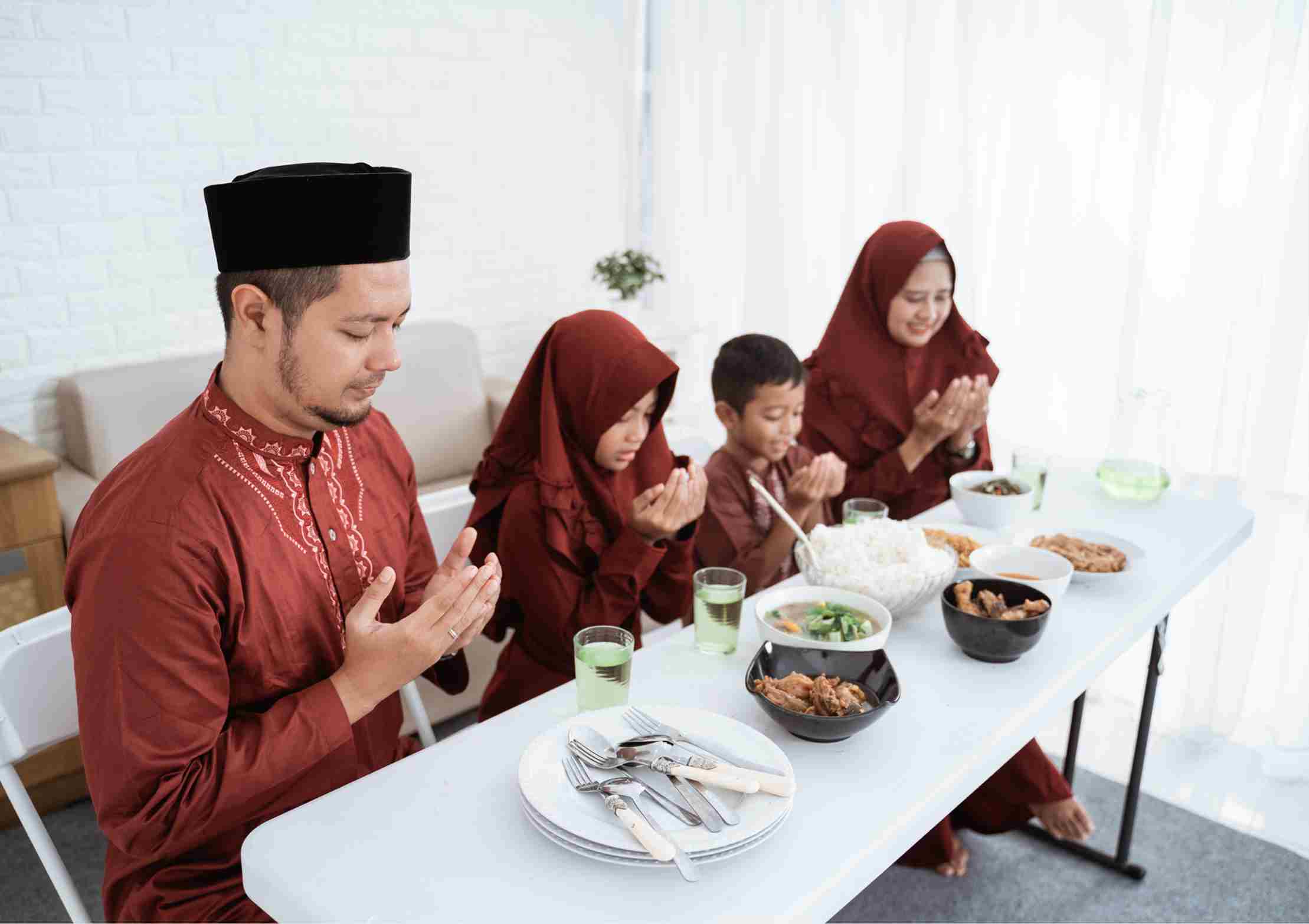 Doa Sebelum Dan Sesudah Makan! Amalan Ringan Tapi Penuh Keberkahan