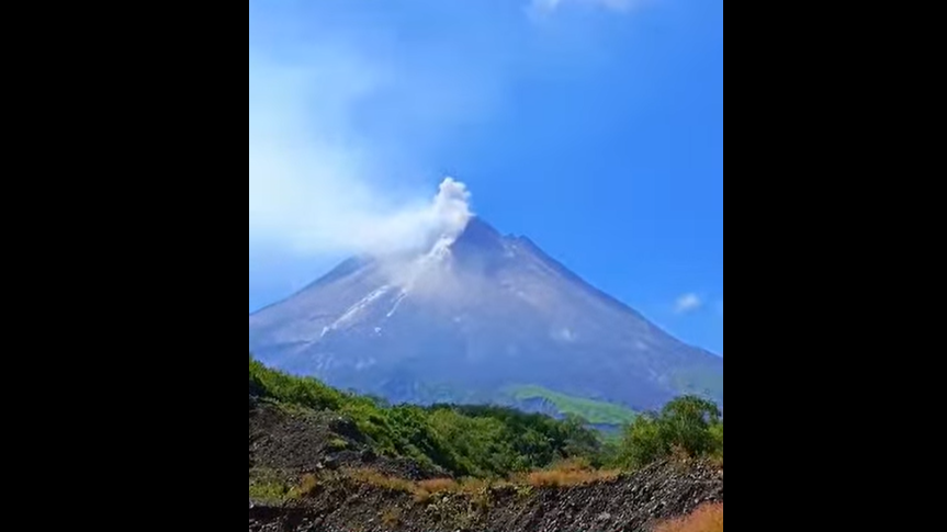Gunung Merapi Keluarkan Asap Putih, Terpantau Dari Srumbung Magelang 9 Juli 2025