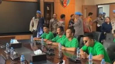 Tujuh anggota Brimob ditahan di Propam Polri terkait kasus penabrakan ojol Afan Kurniawan.