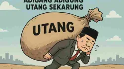 Karikatur seorang pejabat Indonesia memakai peci dan jas hitam terlihat kepayahan memikul karung raksasa bertuliskan “UTANG”, dengan latar belakang kota yang samar.