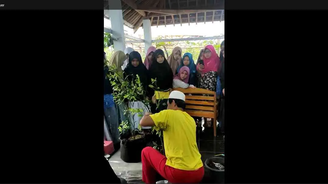 Santri putri PP/PA Sabilulhuda menyaksikan KH. Sigit Hidayat Nuri mengajarkan teknik mencangkok tanaman jeruk.