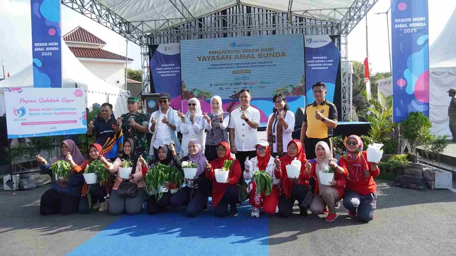 Cetak Rekor Muri! Yayasan Amal Bunda Bagikan 5.572 Paket Sayur Di Cilacap