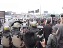 Demo DPR RI: Massa Tuntut Transparansi Gaji Dan Tolak Tunjangan Fantastis