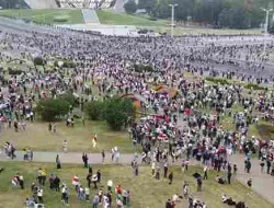 Demo Di Depan DPR RI Ricuh, Ratusan Siswa SMA Turun Ke Jalan
