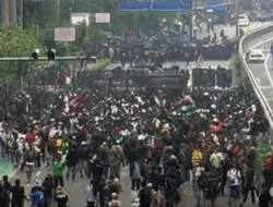Demo Ribuan Massa Di DPR Berujung Ricuh, Lalu Lintas Sempat Lumpuh
