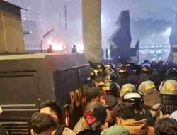 Demonstran Mahasiswa Jebol Gerbang Polda Metro Jaya, Tuntut Keadilan Untuk Pengemudi Ojol