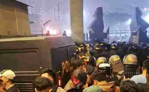 Demonstrasi mahasiswa ricuh di depan Polda Metro Jaya, polisi dan Brimob berbaris menahan massa yang menjebol gerbang.