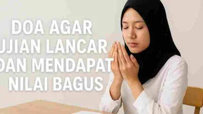 Seorang muslimah berhijab berdoa dengan khusyuk di meja belajar, memohon kemudahan agar ujian lancar dan mendapat nilai bagus.