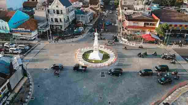 Tugu Jogja sebagai ikon kota Yogyakarta yang terhubung lurus dengan Malioboro dan Keraton.