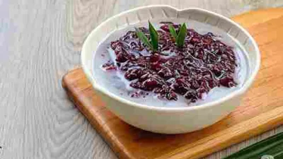 Semangkuk bubur ketan hitam dengan santan kental, sajian tradisional Indonesia yang kaya nutrisi dan bermanfaat bagi kesehatan.