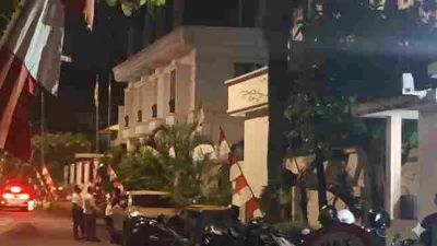 Massa terlihat berkumpul di depan rumah anggota DPR Eko Patrio di Setiabudi, Jakarta Selatan, Sabtu malam.