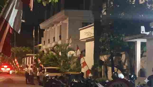 Massa terlihat berkumpul di depan rumah anggota DPR Eko Patrio di Setiabudi, Jakarta Selatan, Sabtu malam.