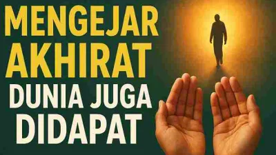 Ilustrasi Islami dengan tulisan “Mengejar Akhirat Dunia Juga Didapat”, tangan berdoa, dan siluet manusia berjalan menuju cahaya.
