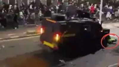 Mobil taktis Brimob melindas pengemudi ojek online saat demo DPR RI di Jakarta Pusat.