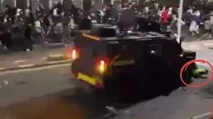Mobil taktis Brimob melindas pengemudi ojek online saat demo DPR RI di Jakarta Pusat.