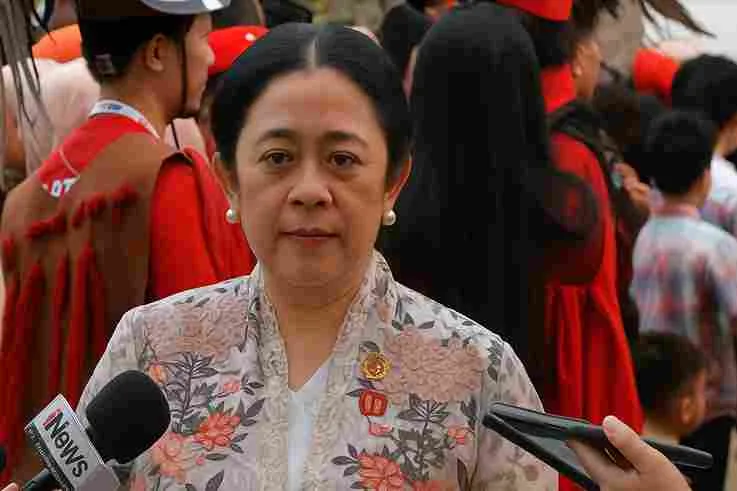 Puan Maharani memberi pernyataan kepada media terkait isu kenaikan gaji DPR, menegaskan tidak ada kenaikan gaji melainkan kompensasi uang rumah.