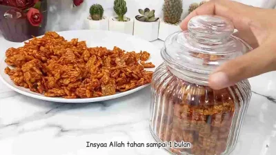 Kering tempe manis pedas gurih dalam toples kaca dan piring saji, lauk renyah tahan lama cocok untuk stok di rumah.