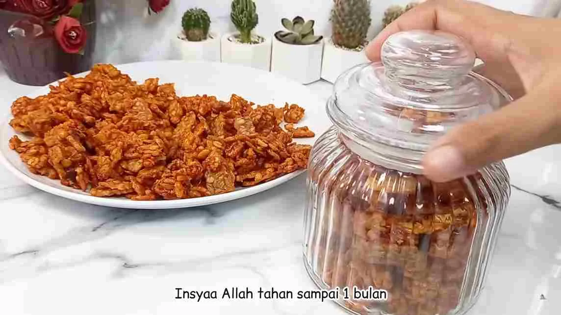 Kering tempe manis pedas gurih dalam toples kaca dan piring saji, lauk renyah tahan lama cocok untuk stok di rumah.