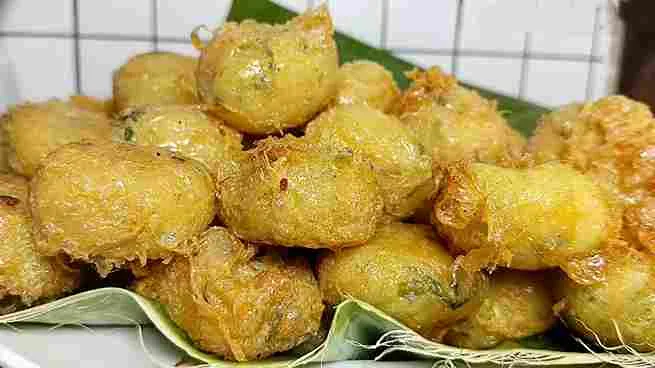 Perkedel kentang goreng berwarna keemasan yang gurih dan lembut, resep anti gagal agar tidak hancur saat digoreng