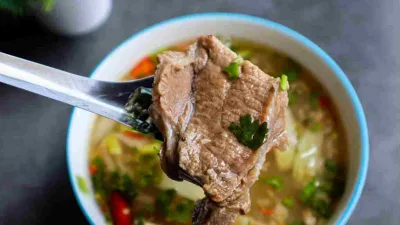 sop daging sapi kuah bening dengan potongan daging empuk dan taburan seledri segar