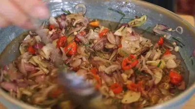 Sambal Matah khas Bali dengan irisan bawang merah, cabai rawit, serai, dan daun jeruk yang disiram minyak kelapa panas.