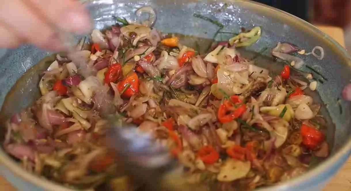 Sambal Matah khas Bali dengan irisan bawang merah, cabai rawit, serai, dan daun jeruk yang disiram minyak kelapa panas.