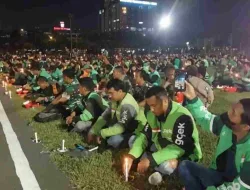 Seribu Lilin Untuk Affan Kurniawan: Ribuan Driver Ojol Gelar Doa Bersama
