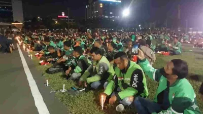 Ribuan driver ojek online menyalakan lilin dalam doa bersama mengenang Affan Kurniawan di Surabaya, Jawa Timur.
