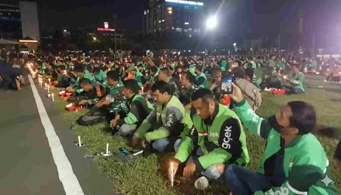 Ribuan driver ojek online menyalakan lilin dalam doa bersama mengenang Affan Kurniawan di Surabaya, Jawa Timur.
