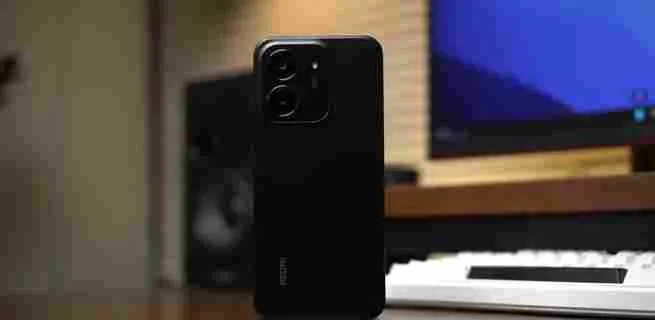 Redmi 15C warna hitam dengan desain simpel dan kamera ganda, HP Xiaomi harga 1 jutaan dengan fitur lengkap.