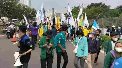 Mahasiswa dari berbagai kampus membawa bendera organisasi saat aksi demonstrasi BEM SI di Jakarta.