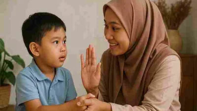 Seorang ibu muslimah Indonesia mengenakan hijab cokelat sedang berbicara penuh kasih dengan anak laki-lakinya.