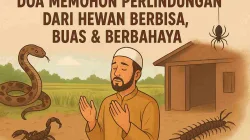 Ilustrasi seorang muslim berdoa memohon perlindungan dari hewan berbisa seperti ular, kalajengking, lipan, dan laba-laba di sekitar rumah pedesaan.