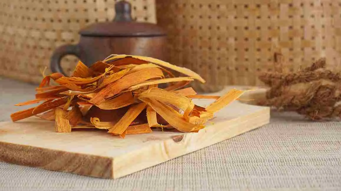 Potongan kayu secang kering sebagai bahan herbal tradisional alami.