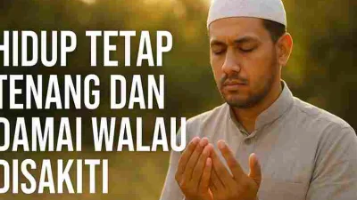 Seorang pria Muslim berdoa dengan khusyuk di bawah sinar matahari sore, melambangkan ketenangan dan kedamaian walau disakiti.