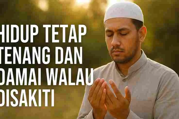 Seorang pria Muslim berdoa dengan khusyuk di bawah sinar matahari sore, melambangkan ketenangan dan kedamaian walau disakiti.