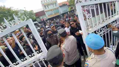 Ratusan demonstran berpakaian hitam berhadapan dengan aparat kepolisian di depan gerbang Gedung DPRD DIY, Yogyakarta.