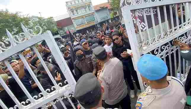 Ratusan demonstran berpakaian hitam berhadapan dengan aparat kepolisian di depan gerbang Gedung DPRD DIY, Yogyakarta.