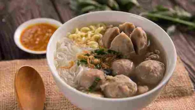 Semangkuk bakso sapi full daging dengan kuah bening gurih, mie, bihun, dan taburan bawang goreng.