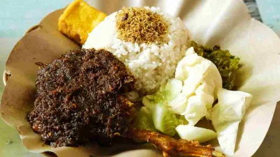 Nasi bebek bumbu hitam khas Madura dengan serundeng, lalapan, dan sambal.