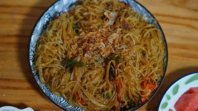 Semangkuk bihun goreng rumahan sederhana dengan taburan bawang goreng yang gurih