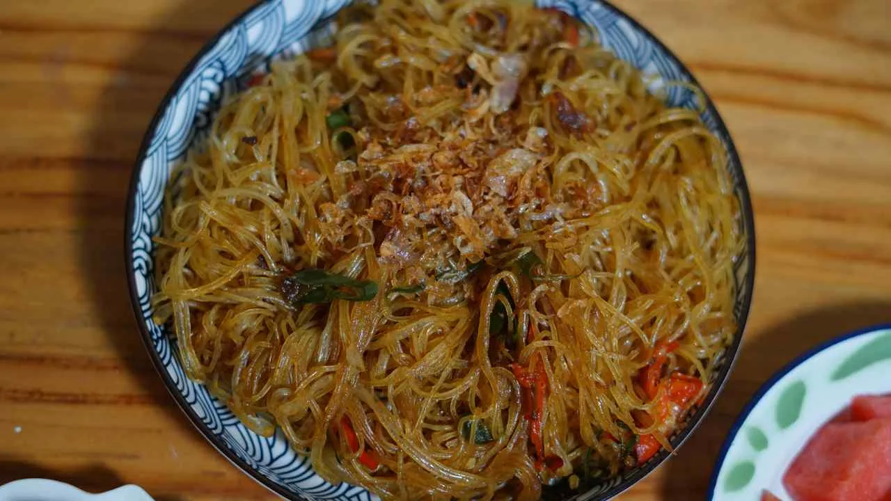 Semangkuk bihun goreng rumahan sederhana dengan taburan bawang goreng yang gurih