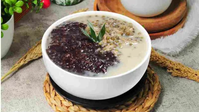 Bubur kacang hijau dengan santan kental, disajikan dalam mangkuk putih bersama bubur ketan hitam.