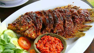 Ikan bakar Banjar khas Kalimantan Selatan disajikan dengan sambal merah dan lalapan segar.